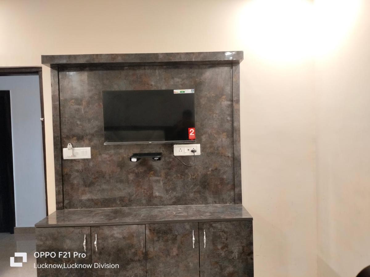 Hotel Kbs Lakhnau Kültér fotó