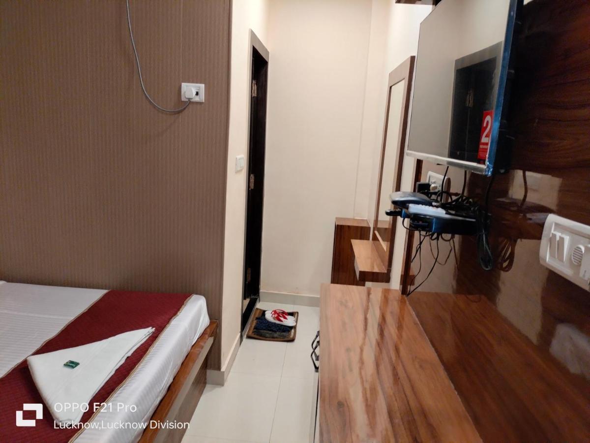 Hotel Kbs Lakhnau Kültér fotó