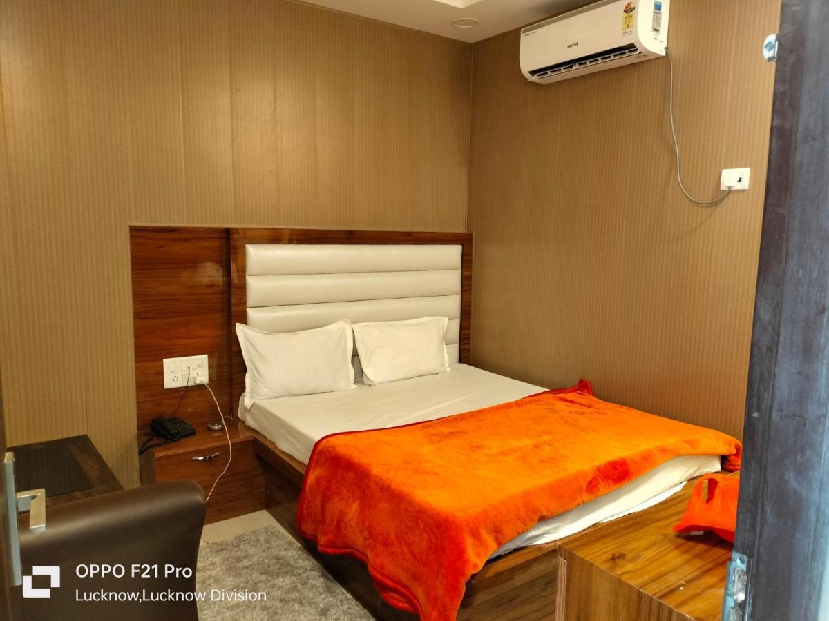 Hotel Kbs Lakhnau Kültér fotó